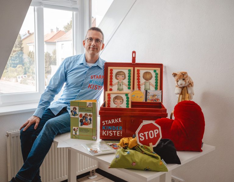 David M. Heltzel mit der Starke Kinder Kiste David M. Heltzel mit Materialien der Starke Kinder Kiste als Schulungspartner in Rheinland-Pfalz