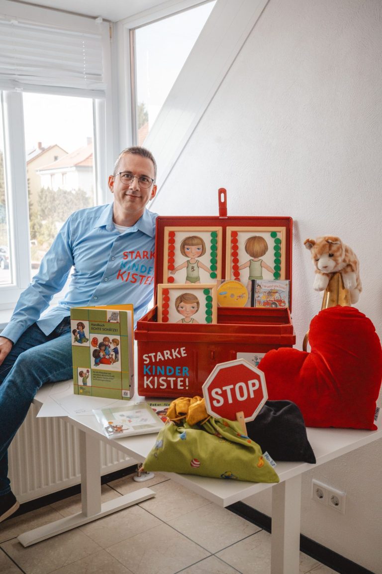 David M. Heltzel mit der Starke Kinder Kiste David M. Heltzel mit Materialien der Starke Kinder Kiste als Schulungspartner in Rheinland-Pfalz