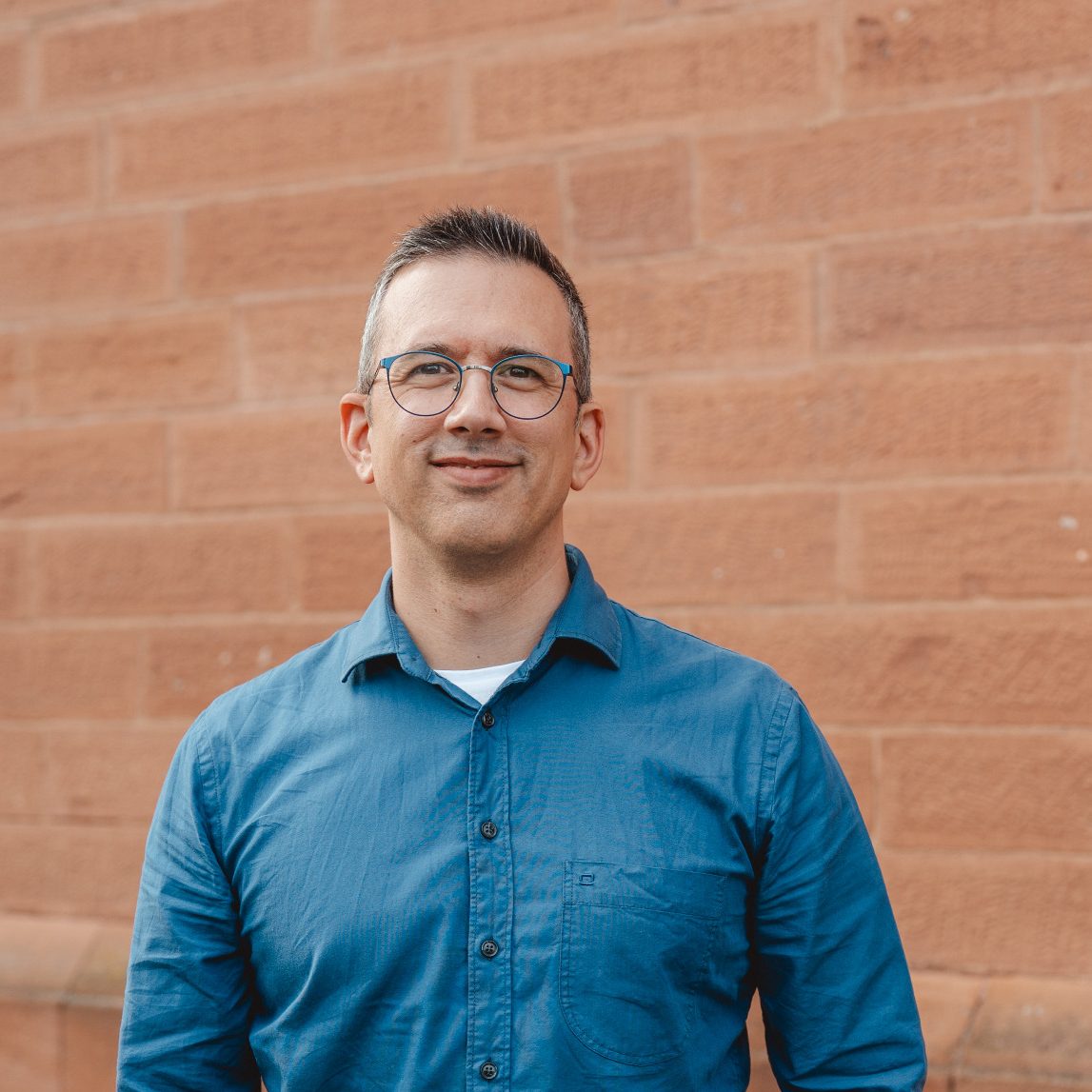 David M. Heltzel – Experte für Kinderschutz, Praevention und Beratung in Kaiserslautern Portrait von David M. Heltzel, Experte für Kinderschutz, Prävention sexualisierter Gewalt, Schutzkonzepte und Beratung in Kaiserslautern