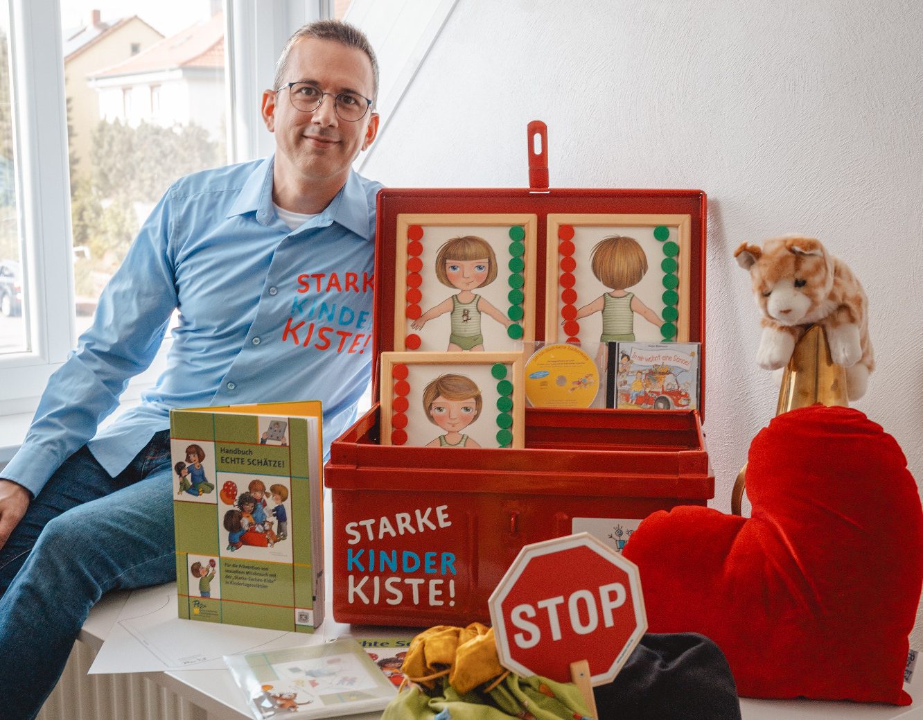 Starke Kinder Kiste! – Praevention in der Kita David M. Heltzel mit Materialien der Starke Kinder Kiste zur Prävention sexualisierter Gewalt in Kitas